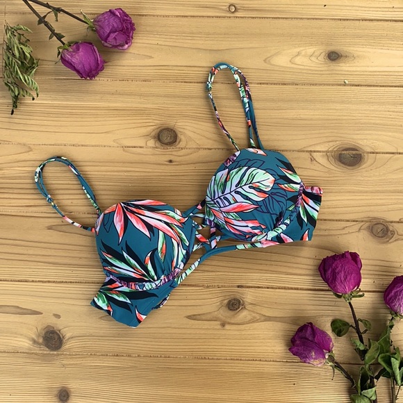 Xhilaration Other - Xhilaration Floral Swim Top